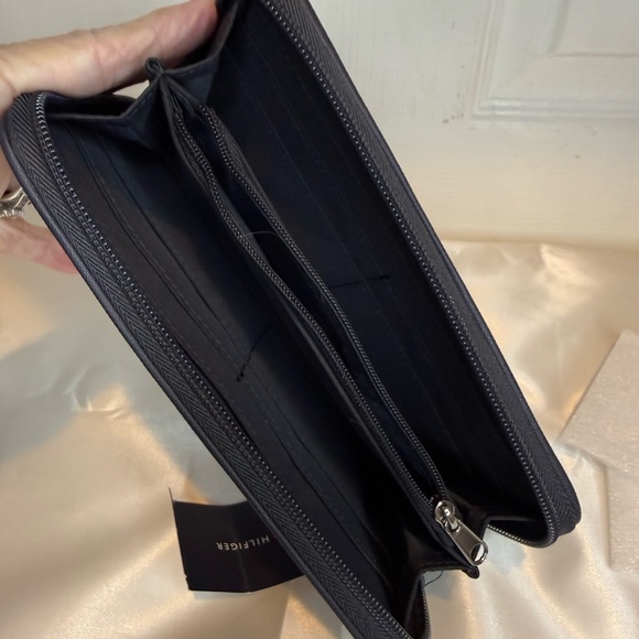 TOMMY HILFIGER WOMEN’S LARGE STRIPE ZIP WALLET - Picture 3 of 16